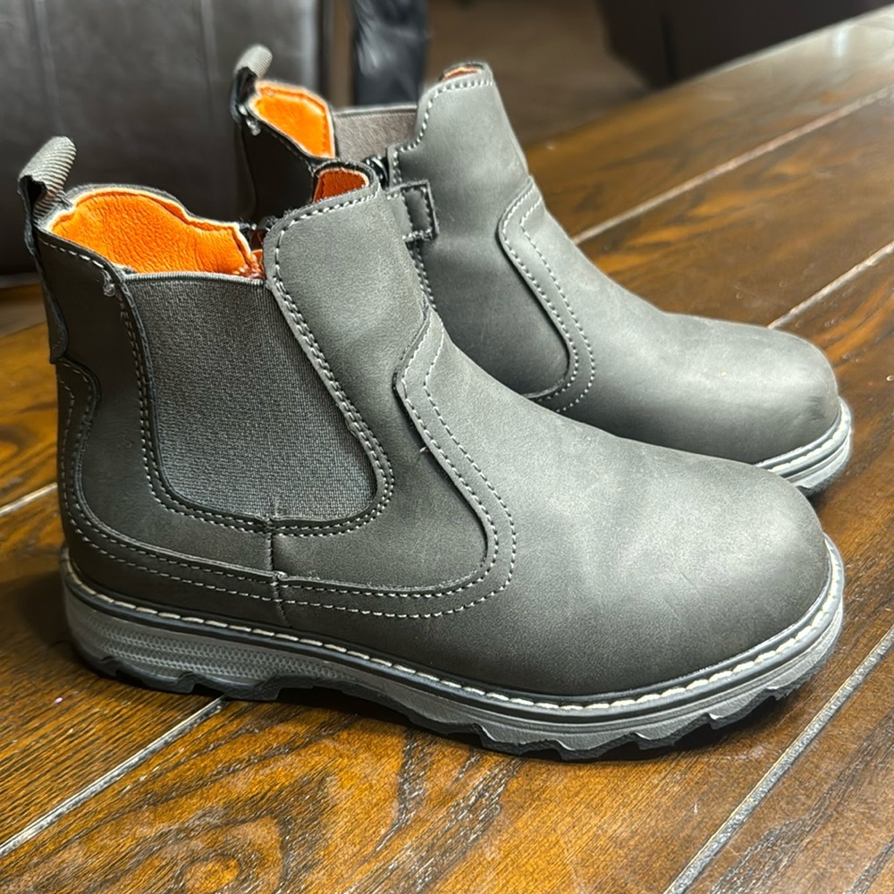 Nice boys boots size 13c very nice in good condition worn about one time.